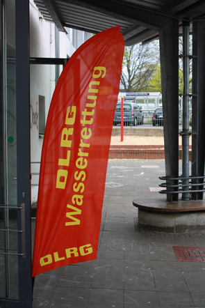 Die Fahne des DLRG an der Eingangstür zur Schule