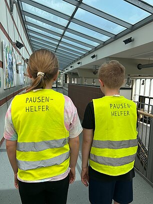 Kinder mit Warnwesten