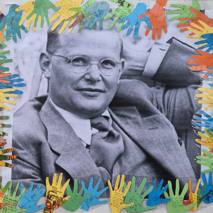 Foto von Dietrich Bonhoeffer und ausgestaltete bunte Hände der Schülerinnen und Schüler