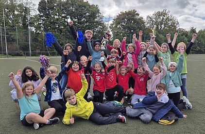 Siegerfoto der 4c mit Pokal