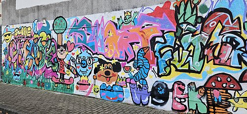 Die Falken haben mit Kindern der DiBo zusammen die Außenwand der Schule neu gestaltet.