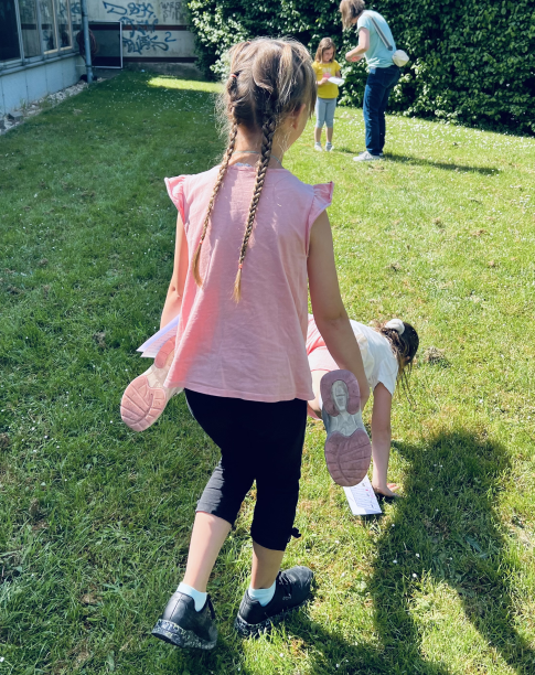 Schubkarrenrennen beim Sportfest