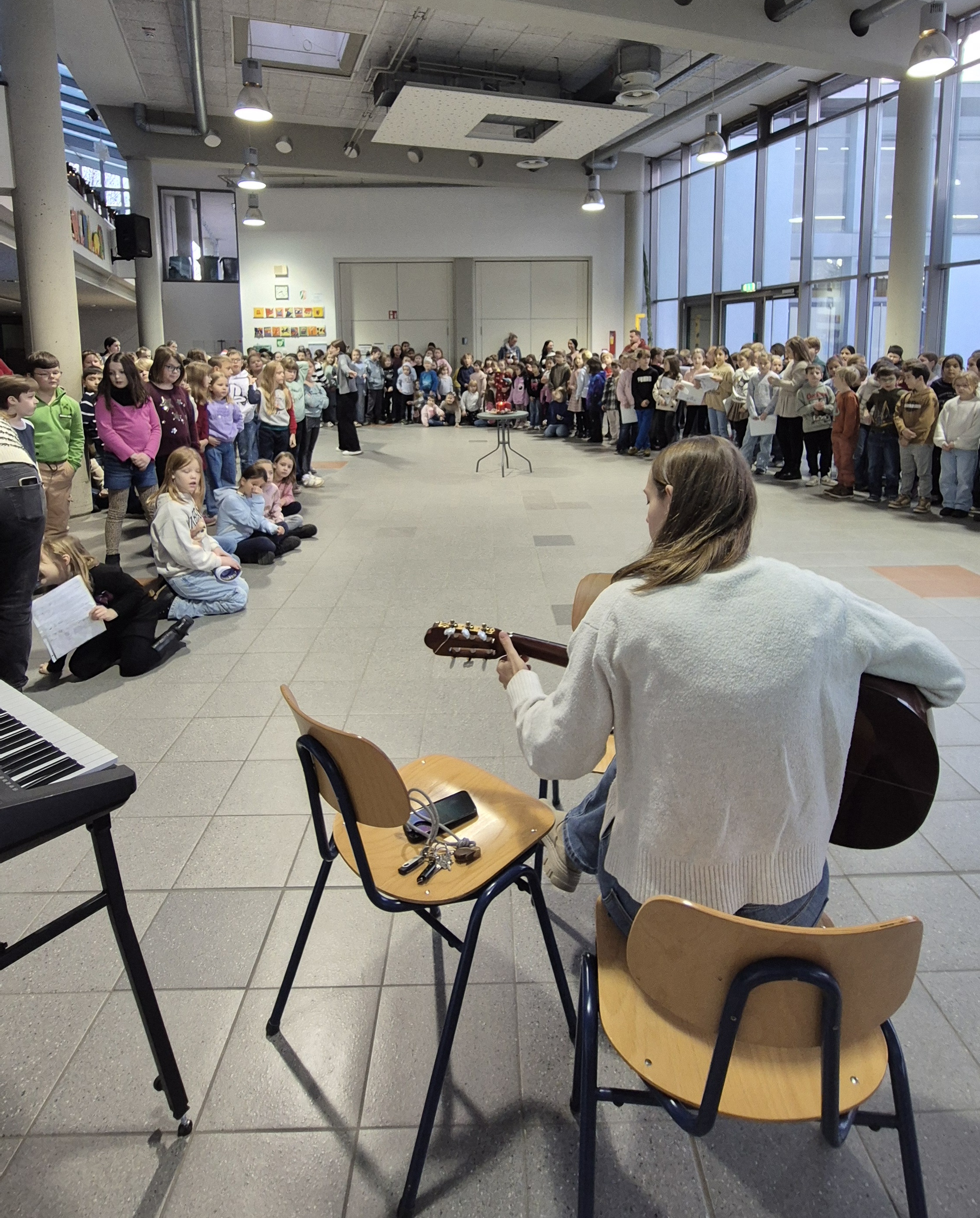 Alle zusammen im Forum der Schule