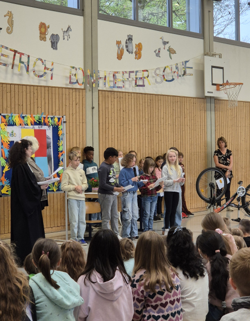 Kinder tragen bei der Gedenkfeier etwas vor