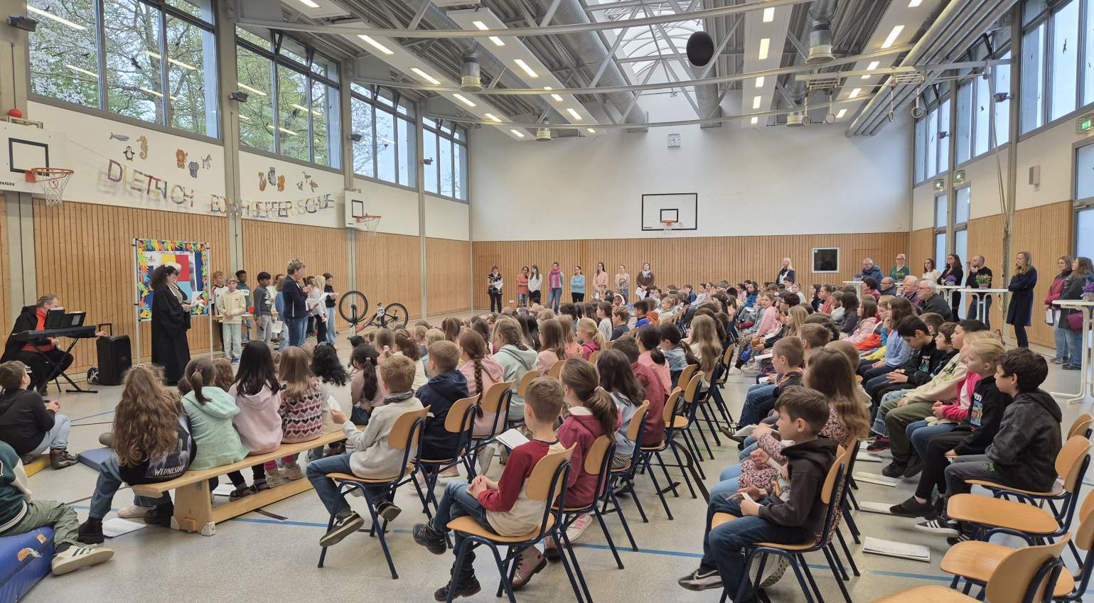 Foto von der Gedenkfeier in der Turnhalle (Publikum und Bühne)